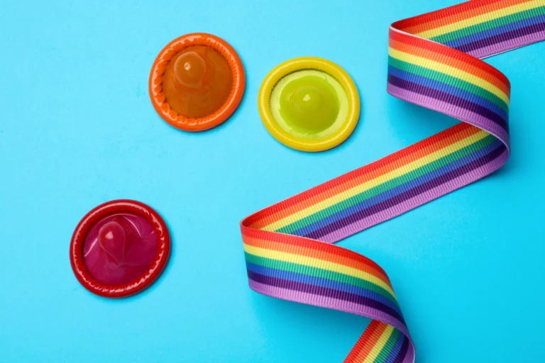 Poppers aromas et tabac : interactions, ventes et conseils pour consommateurs 27 colorful condoms arranged with rainbow ribbon on b 2026 03 31 21 09 31 utc