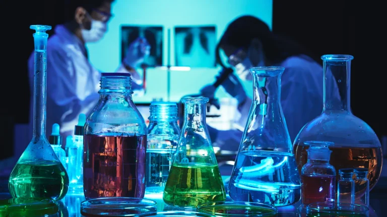 Composition des poppers : quels ingrédients et quels risques ? 29 science lab glassware researchers 1920x1080 1